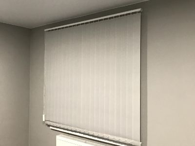 Вертикальные жалюзи с тканью Лайн 2 с установкой на стену